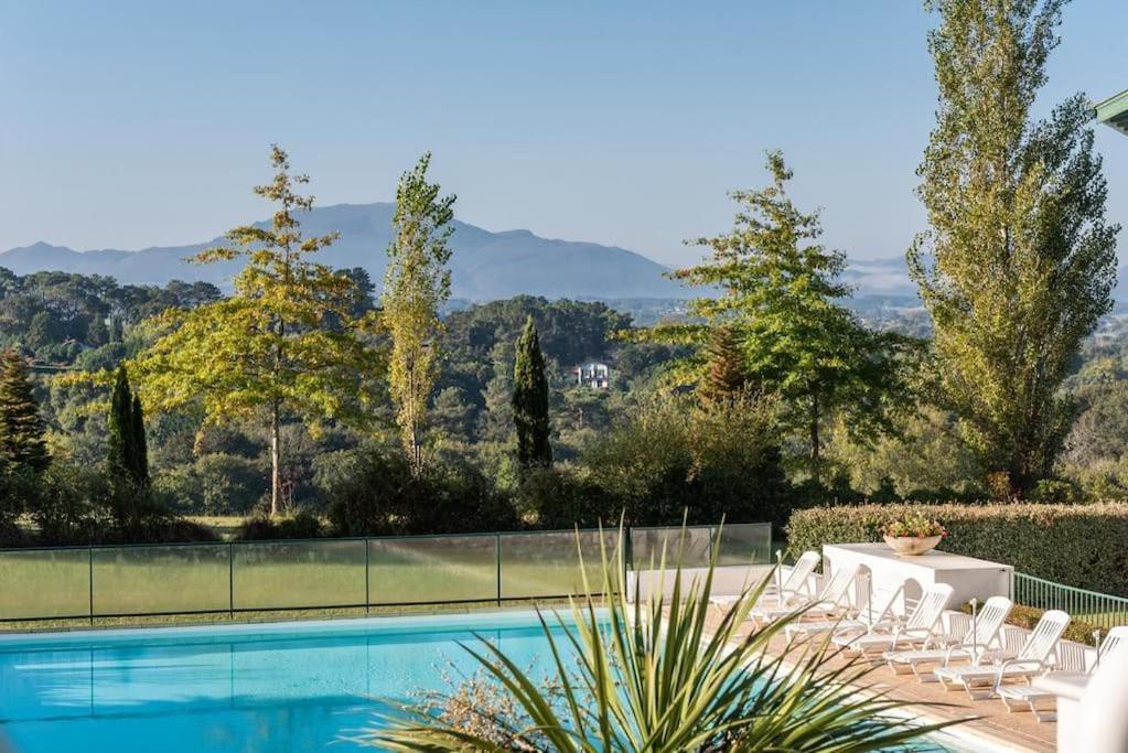 T1 Bis Avec Piscine Vue Golf Et Montagnes Appartement Arcangues Buitenkant foto