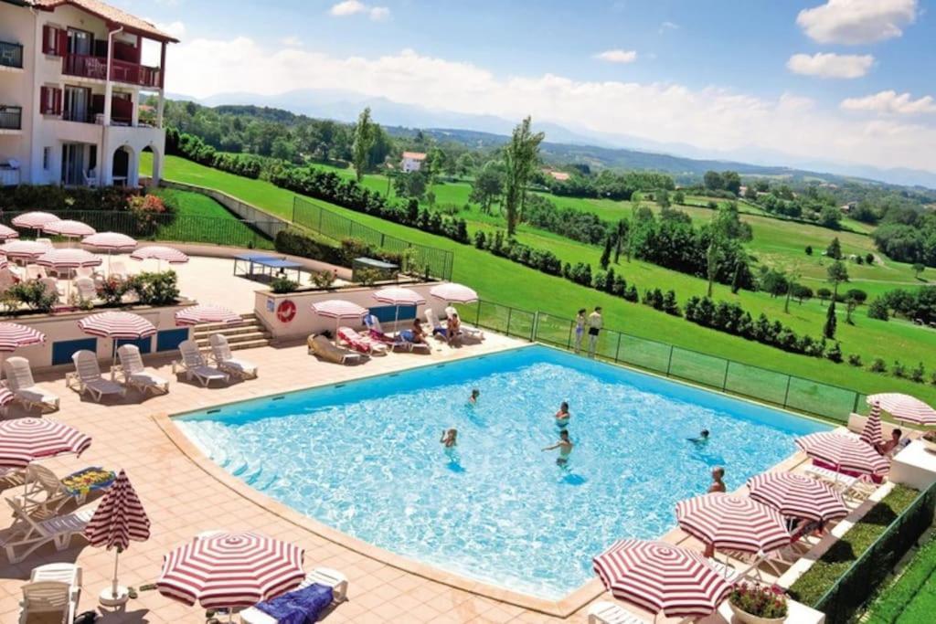 T1 Bis Avec Piscine Vue Golf Et Montagnes Appartement Arcangues Buitenkant foto